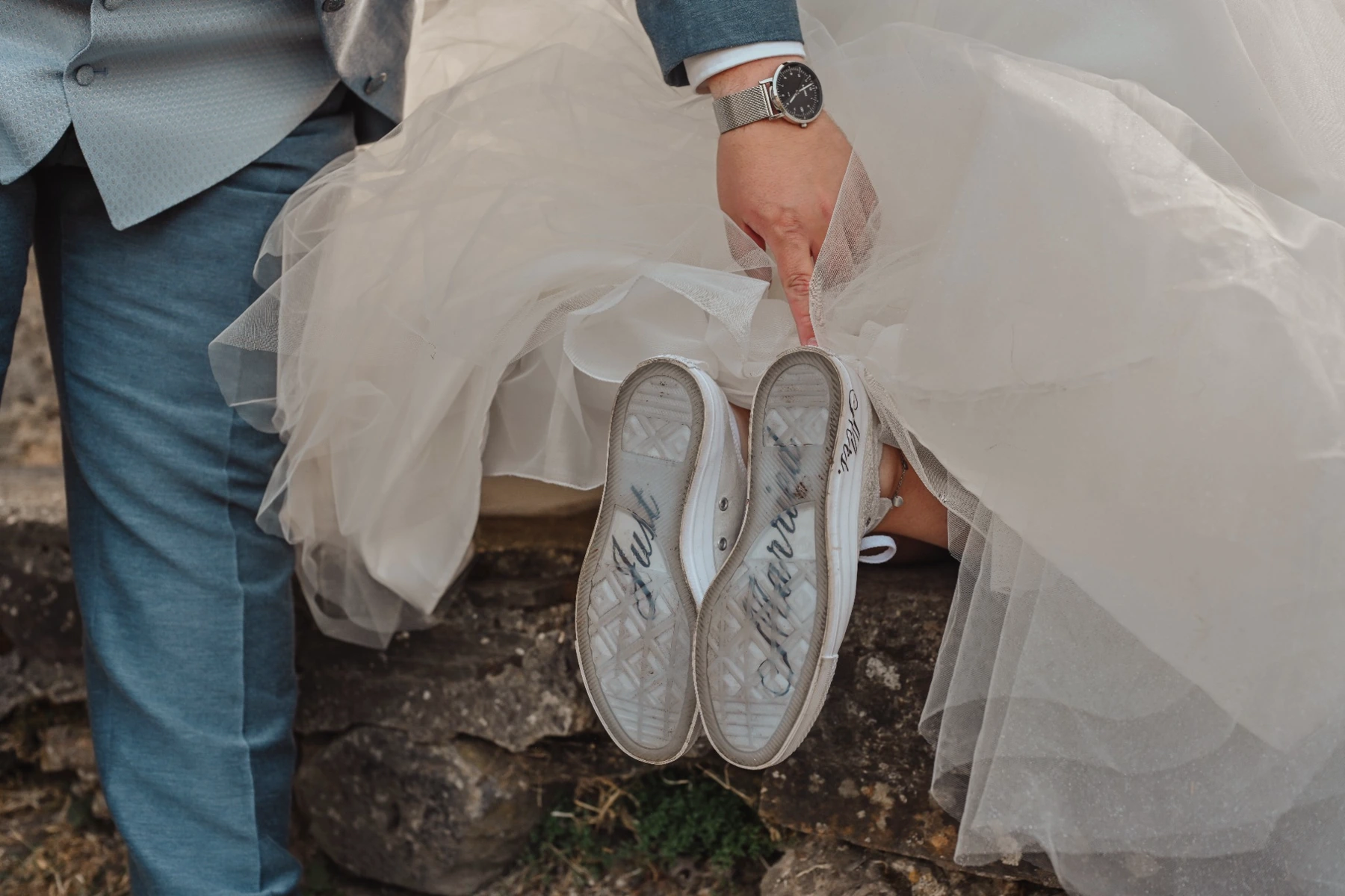 Detail von Brautkleid, Anzug und Brautschuhen